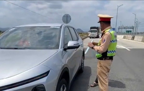 Ô tô chạy 103 km/giờ trên cao tốc Vĩnh Hảo - Phan Thiết bị phạt nặng
