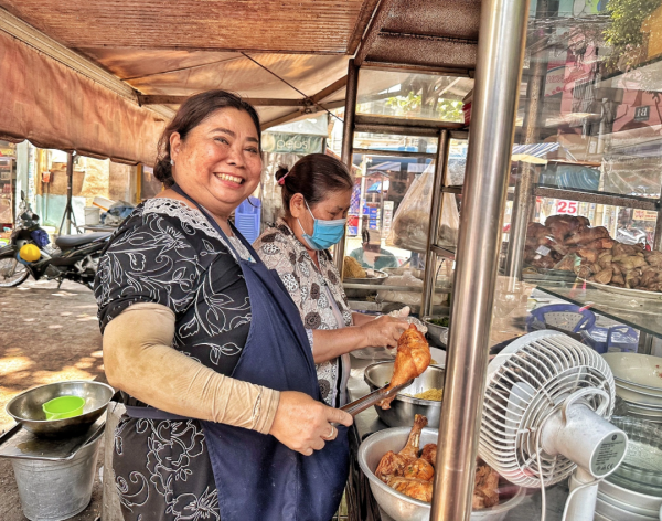 Lunch Lady, bà chủ quán Việt nổi tiếng thế giới đột tử ở Canada