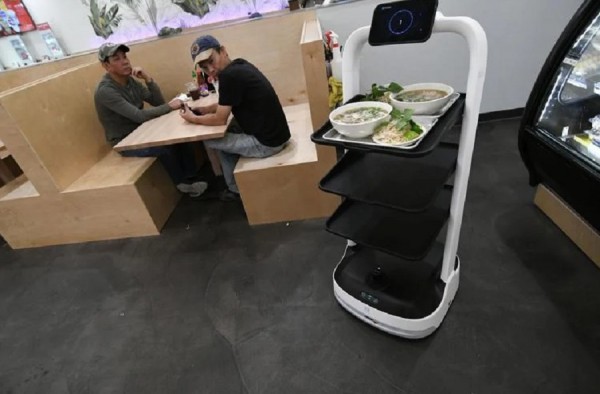 Một nhà hàng Việt ở Mỹ dùng robot phục vụ thực khách