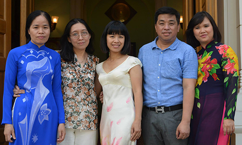 Tác giả Phạm Trang (thứ hai từ trái sang) và các thành viên hội người Việt ở Nga. Ảnh: NVCC