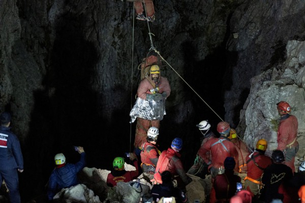 Những cuộc cứu người mắc kẹt trong hang động nghẹt thở bậc nhất Những cuộc cứu người mắc kẹt trong hang động nghẹt thở bậc nhất