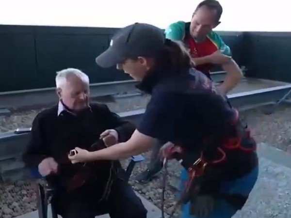 102 tuổi vẫn leo tòa nhà cao tầng để làm từ thiện