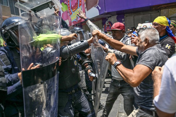 2.000 người Venezuela biểu tình đòi tăng lương