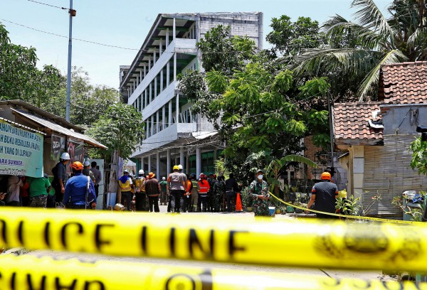 59 người mất tích 'không còn dấu hiệu sống' trong vụ sập trường tại Indonesia 59 người mất tích 'không còn dấu hiệu sống' trong vụ sập trường tại Indonesia