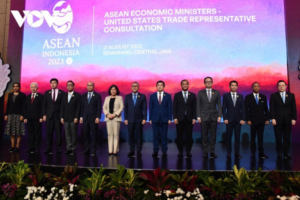 ASEAN và các đối tác thông qua nhiều văn kiện thúc đẩy hợp tác kinh tế