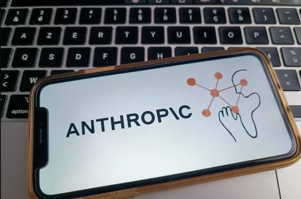 Anthropic kêu gọi ngừng phát triển AI trên toàn cầu