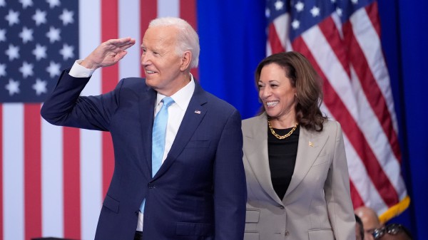 Bà Harris chỉ trích quyết định tái tranh cử của ông Biden