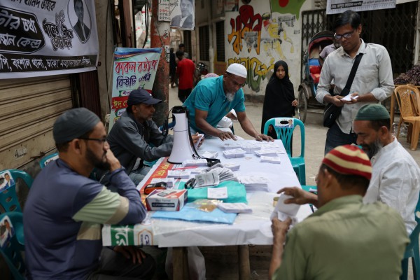 Bangladesh bầu trong, chọn cả ngoài