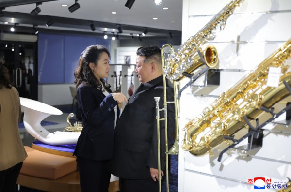 Bất ngờ hình ảnh mới về Nhà lãnh đạo Kim Jong-un cùng con gái Bất ngờ hình ảnh mới về Nhà lãnh đạo Kim Jong-un cùng con gái