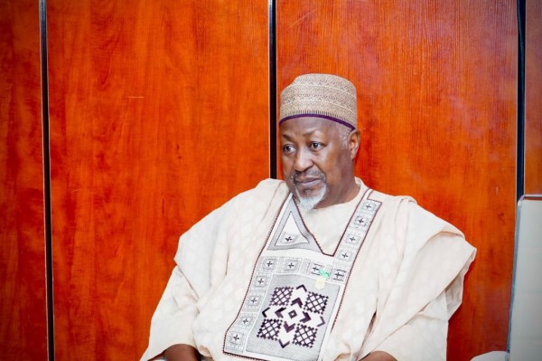 Bộ trưởng Quốc phòng Nigeria từ chức sau vụ bắt cóc hàng loạt học sinh Bộ trưởng Quốc phòng Nigeria từ chức sau vụ bắt cóc hàng loạt học sinh