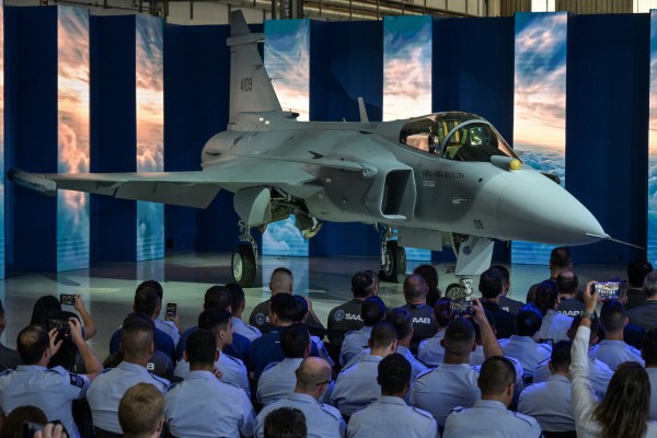 Brazil ra mắt chiến đấu cơ siêu thanh sản xuất trong nước đầu tiên Brazil ra mắt chiến đấu cơ siêu thanh sản xuất trong nước đầu tiên