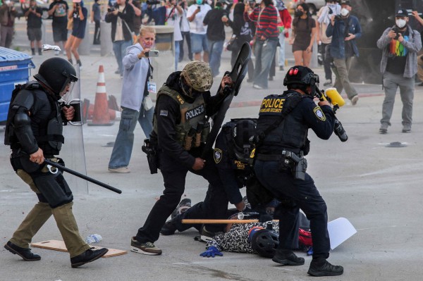 Căng thẳng vấn đề nhập cư 'đốt nóng' Los Angeles Căng thẳng vấn đề nhập cư 'đốt nóng' Los Angeles