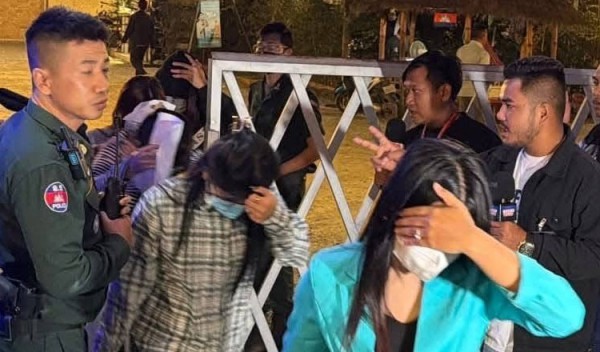 Cảnh sát Campuchia đột kích ổ mại dâm trá hình, bắt hơn 100 người