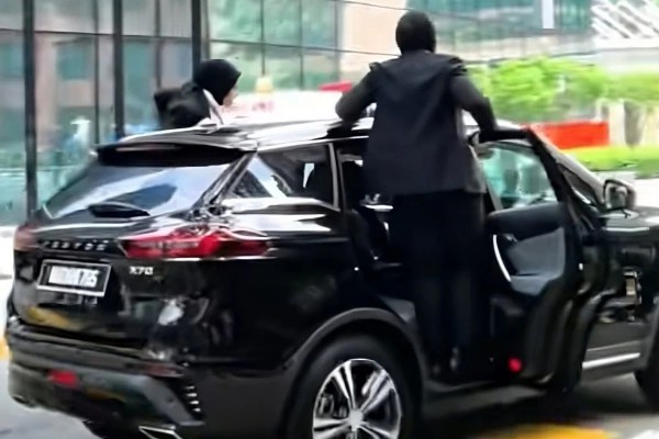 Cảnh vệ Malaysia gây bão mạng khi bám vào ô tô, cảnh sát nói gì? Cảnh vệ Malaysia gây bão mạng khi bám vào ô tô, cảnh sát nói gì?