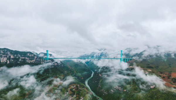 Cầu cao nhất thế giới vừa thông xe ở Trung Quốc Cầu cao nhất thế giới vừa thông xe ở Trung Quốc