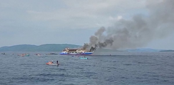 Cháy phà chở hàng trăm người ở Indonesia Cháy phà chở hàng trăm người ở Indonesia