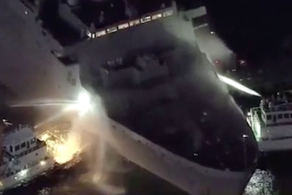 Cháy tàu chiến Mỹ suốt 12 giờ ở Nhật Bản, 2 thủy thủ bị thương Cháy tàu chiến Mỹ suốt 12 giờ ở Nhật Bản, 2 thủy thủ bị thương