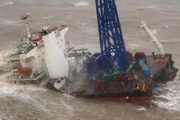 Chìm cần cẩu nổi tại Trung Quốc, 27 người mất tích