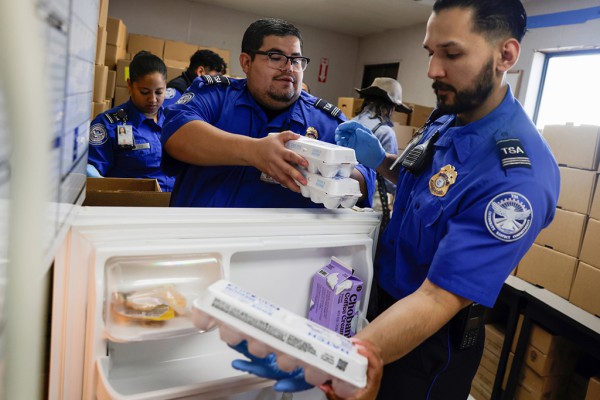 Chính phủ đóng cửa, nhu cầu thực phẩm từ thiện tăng cao Chính phủ đóng cửa, nhu cầu thực phẩm từ thiện tăng cao