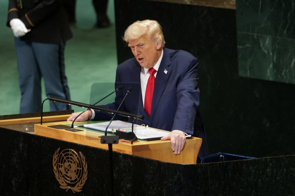 Chính quyền Trump trục xuất 100 người Iran sau thỏa thuận với Tehran? Chính quyền Trump trục xuất 100 người Iran sau thỏa thuận với Tehran?