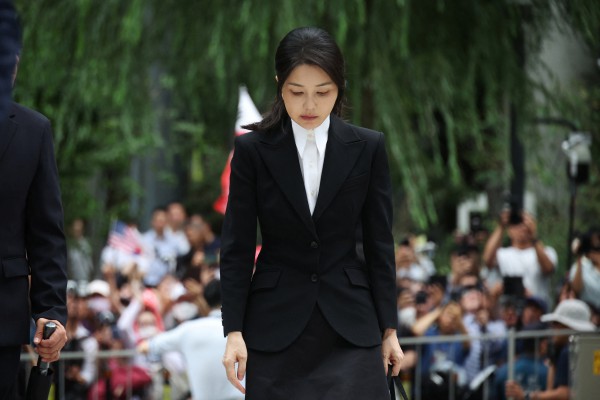 Công tố viên Hàn Quốc yêu cầu bắt cựu Đệ nhất phu nhân Công tố viên Hàn Quốc yêu cầu bắt cựu Đệ nhất phu nhân