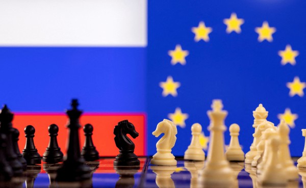 Cú đánh kép của châu Âu với Nga giữa lúc Mỹ thúc đẩy đàm phán về Ukraine