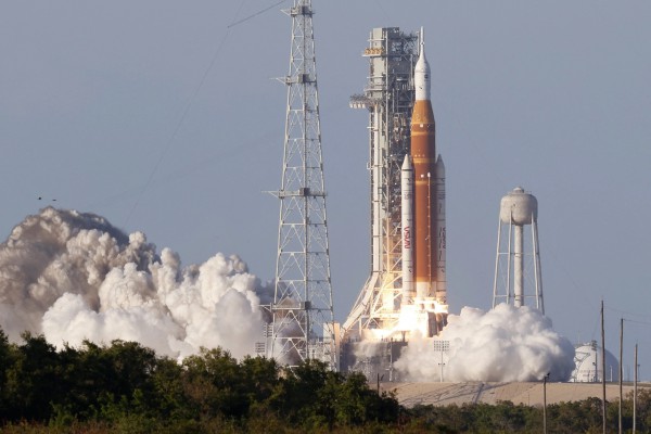 Cuộc đua lên mặt trăng: Khó khăn chết người, NASA phải nhờ cậy 'đại gia'