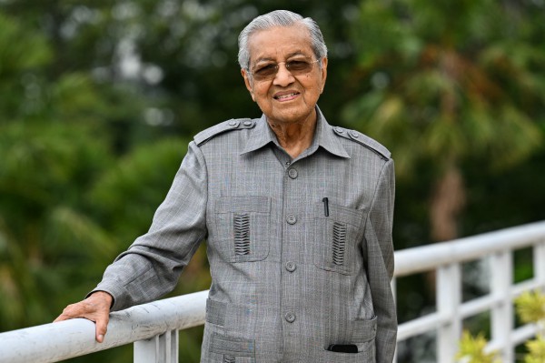 Cựu Thủ tướng 100 tuổi của Malaysia nhập viện sau một giờ đạp xe