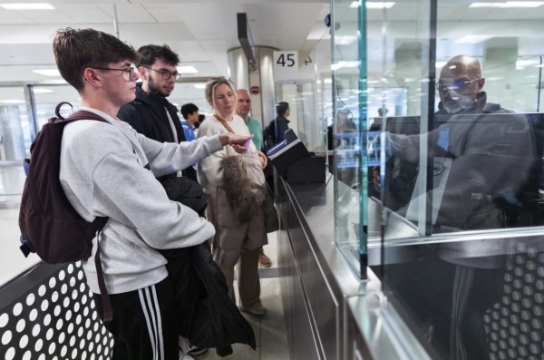 Du khách miễn visa đến Mỹ sẽ phải công khai lịch sử 5 năm dùng mạng xã hội?