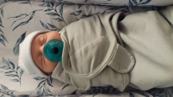 Em bé 'lớn tuổi nhất thế giới' chào đời từ phôi thai đông lạnh năm 1994 Em bé 'lớn tuổi nhất thế giới' chào đời từ phôi thai đông lạnh năm 1994