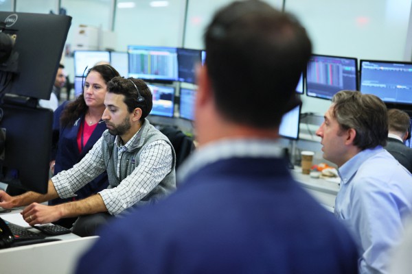 Giá dầu tăng vọt, chứng khoán giảm do xung đột Israel - Iran Giá dầu tăng vọt, chứng khoán giảm do xung đột Israel - Iran