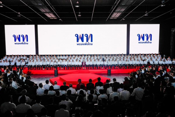 Gia tộc Shinawatra rút khỏi đường đua ghế Thủ tướng Thái Lan vào năm sau Gia tộc Shinawatra rút khỏi đường đua ghế Thủ tướng Thái Lan vào năm sau