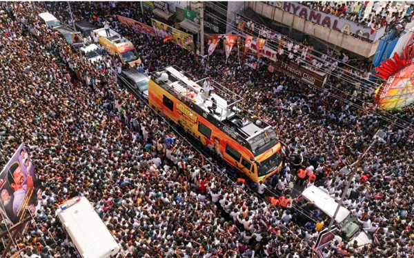 Giẫm đạp chết hàng chục người tại buổi vận động chính trị của nam diễn viên Ấn Độ Giẫm đạp chết hàng chục người tại buổi vận động chính trị của nam diễn viên Ấn Độ