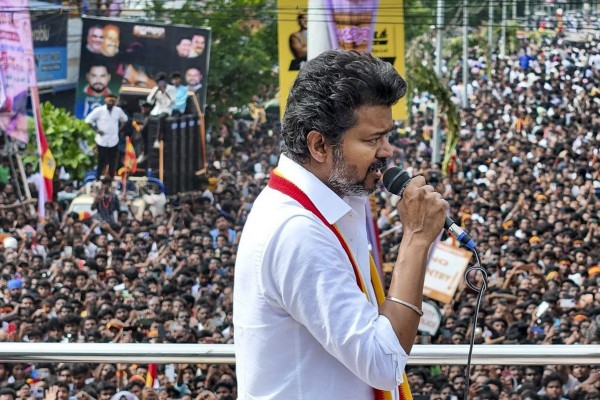 Giẫm đạp chết hàng chục người tại buổi vận động chính trị của nam diễn viên Ấn Độ Giẫm đạp chết hàng chục người tại buổi vận động chính trị của nam diễn viên Ấn Độ