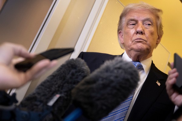 Giao dịch chứng khoán bất thường của Tổng thống Trump?