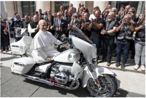 Giáo hoàng Leo XIV được tặng mô tô Giáo hoàng Leo XIV được tặng mô tô