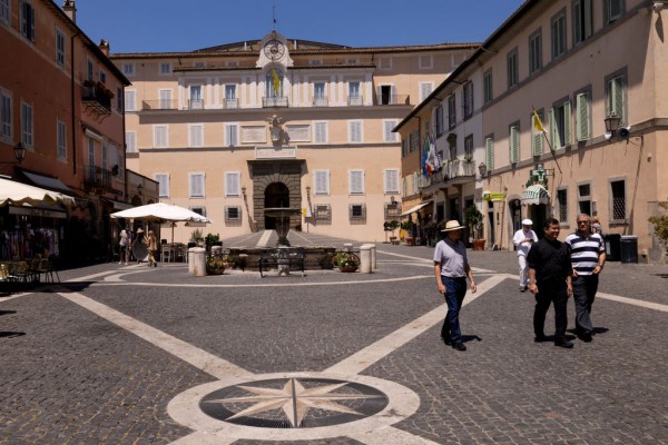 Giáo hoàng Leo nỗ lực đoàn kết Vatican với 'liệu pháp cái ôm'