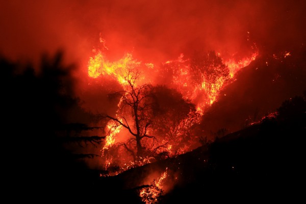 Gió lớn có thể khiến các đám cháy nguy hiểm trở lại ở California, Mỹ