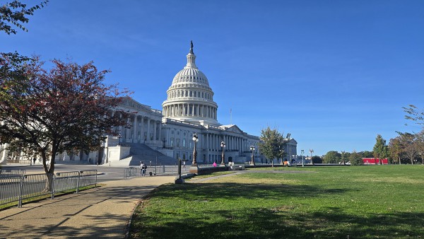 Hạ viện Mỹ chấn động vì bê bối trước bầu cử