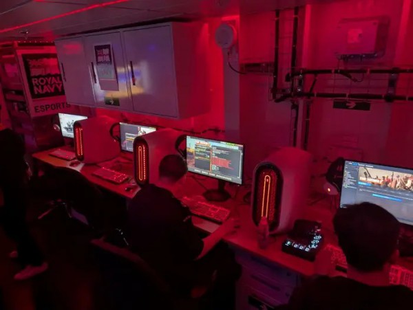 Hải quân Anh lần đầu lắp phòng máy để chơi điện tử ngay trên tàu sân bay Hải quân Anh lần đầu lắp phòng máy để chơi điện tử ngay trên tàu sân bay