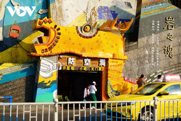 Hầm tránh bom thời chiến thành quán lẩu, nhà sách ở Trùng Khánh (Trung Quốc)