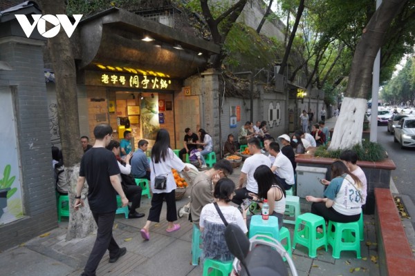 Hầm tránh bom thời chiến thành quán lẩu, nhà sách ở Trùng Khánh (Trung Quốc)