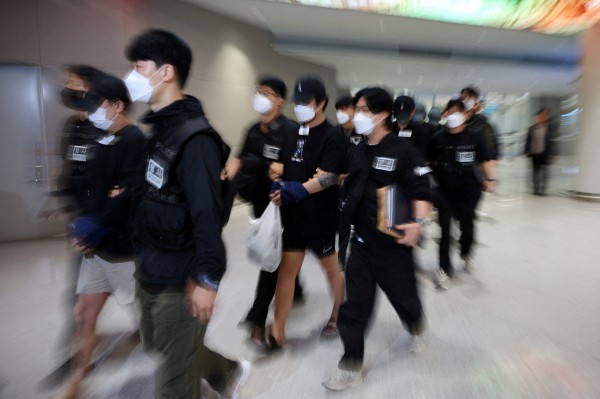 Hàn Quốc bắt 49 nghi phạm lừa đảo trực tuyến sau khi hồi hương từ Campuchia Hàn Quốc bắt 49 nghi phạm lừa đảo trực tuyến sau khi hồi hương từ Campuchia