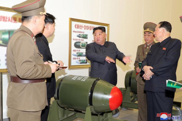 Hàn Quốc ngừng viện trợ sau khi Triều Tiên tiết lộ mẫu đầu đạn hạt nhân mới
