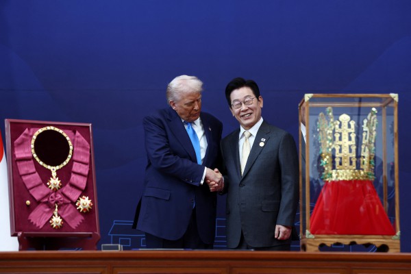 Hàn Quốc tặng ông Trump vương miện vàng và huân chương cao quý nhất Hàn Quốc tặng ông Trump vương miện vàng và huân chương cao quý nhất