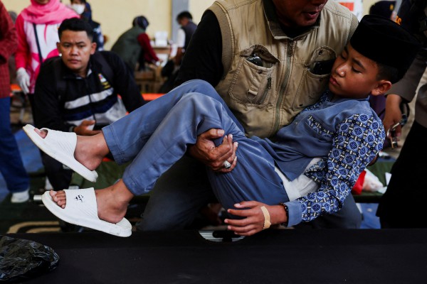 Hàng ngàn người ngộ độc sau các bữa ăn miễn phí, Tổng thống Indonesia nói gì?