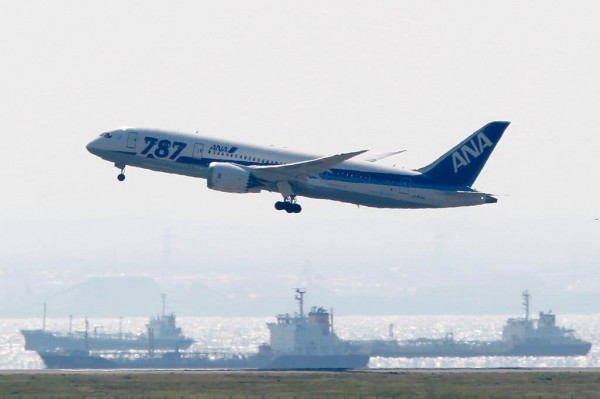 Hành khách tìm cách mở cửa thoát hiểm, máy bay từ Nhật đi Mỹ phải chuyển hướng Hành khách tìm cách mở cửa thoát hiểm, máy bay từ Nhật đi Mỹ phải chuyển hướng