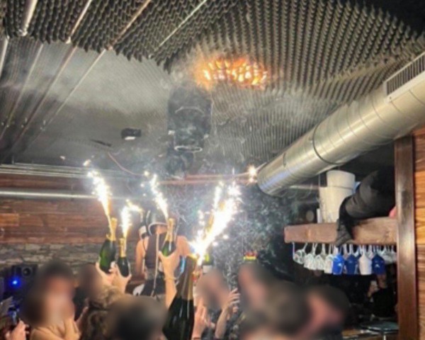 Hé lộ nguyên nhân vụ cháy quán bar ở Thụy Sĩ khiến 40 người thiệt mạng Hé lộ nguyên nhân vụ cháy quán bar ở Thụy Sĩ khiến 40 người thiệt mạng