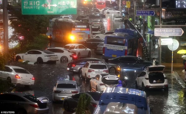 Hình ảnh mưa lũ lịch sử ở Seoul (Hàn Quốc), ô tô “bơi” trong biển nước