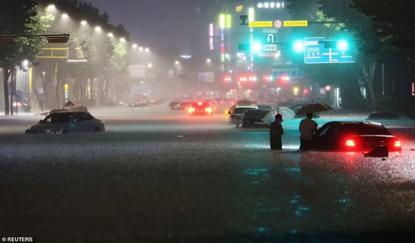 Hình ảnh mưa lũ lịch sử ở Seoul (Hàn Quốc), ô tô “bơi” trong biển nước